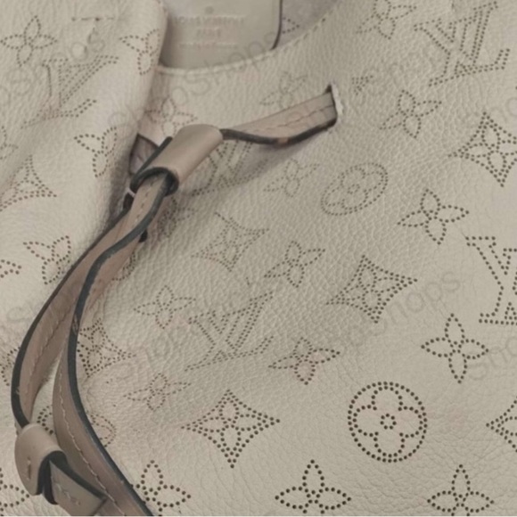 Louis Vuitton Girolta Mahina Monogram Bucket Bag with COA, box,  dust bag - Picture 4 of 10